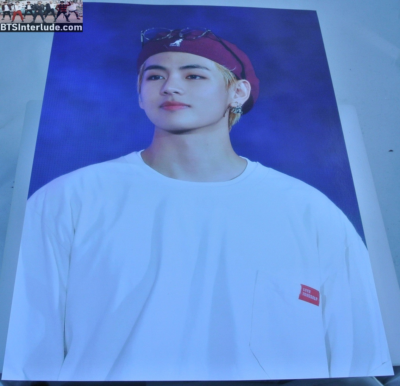 BTS POSTER FANSITE V KIM TAEHYUNG 김태형 BLOND HAIR BURGUNDY BERET GLASSES ON HEAD LOVE YOURSELF WORLD TOUR DEAR MY HEART FANSITE