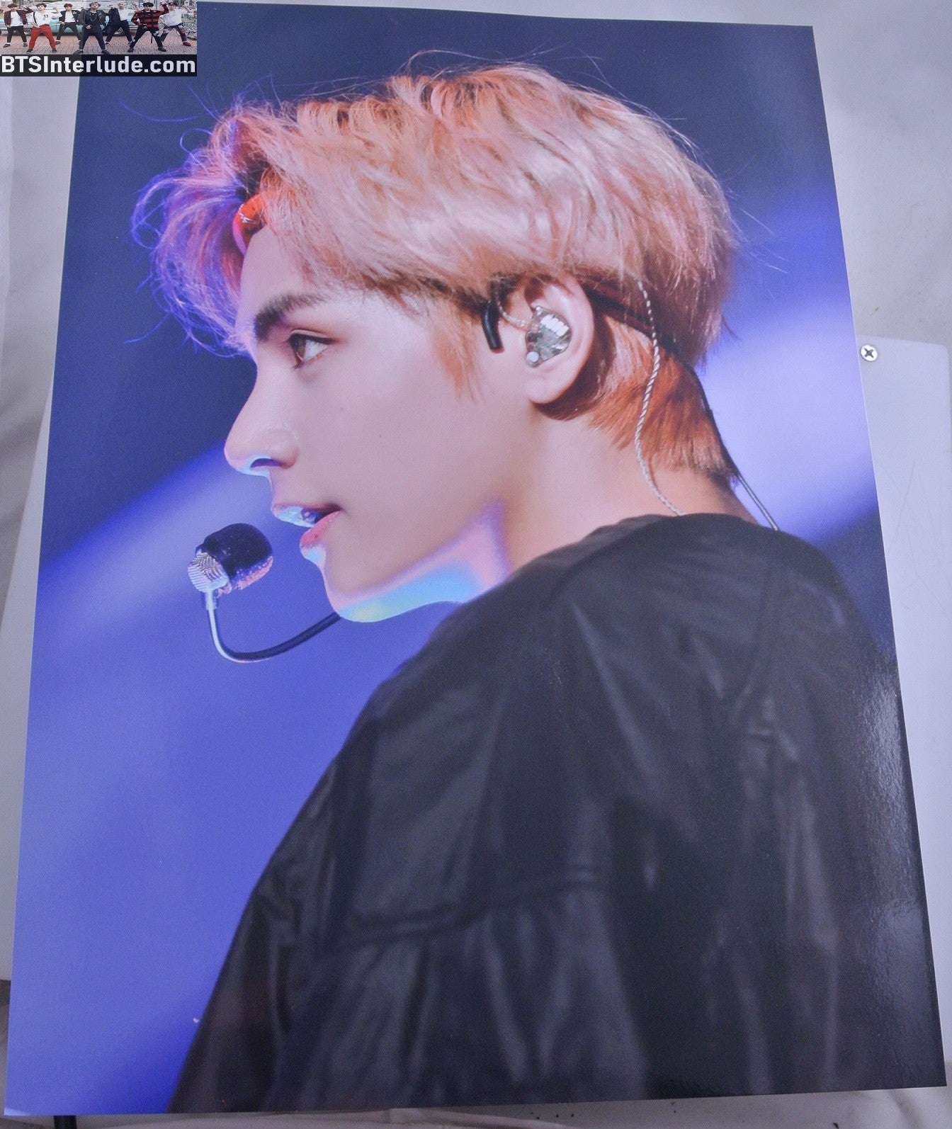 BTS POSTER FANSITE V KIM TAEHYUNG 김태형 BLOND HAIR PROFILE RED ROLLED HEADBAND NUNA V FANSITE GLEAM IN YOUR DREAM