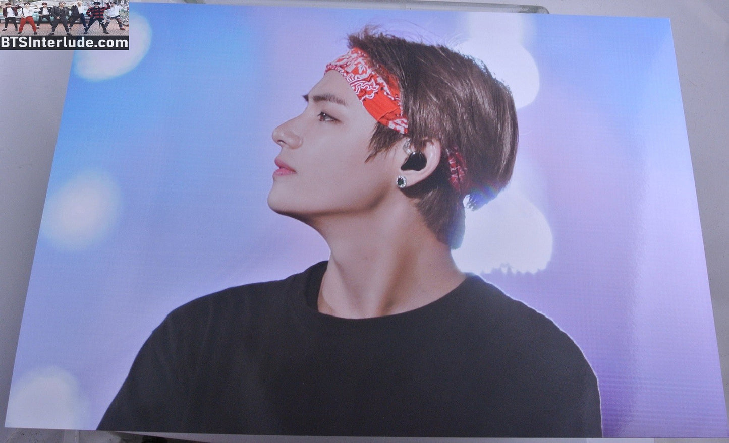 BTS POSTER FANSITE V KIM TAEHYUNG 김태형 BLOND HAIR PROFILE RED BANDANA NUNA V FANSITE GLEAM IN YOUR DREAM