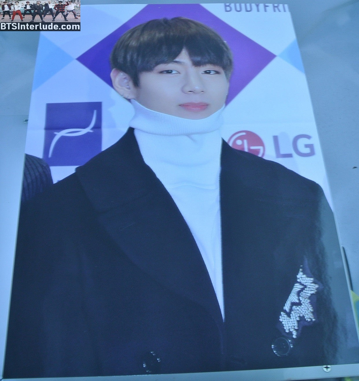 BTS POSTER FANSITE V KIM TAEHYUNG 김태형 2016 GAYO DAEJUN WHITE TURTLENECK WINTER STRAWVERRY FANSITE