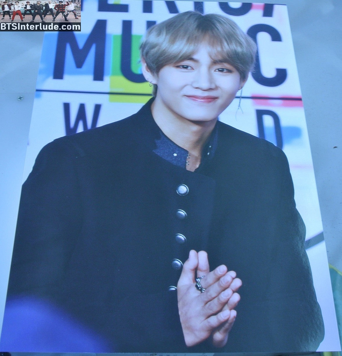 BTS POSTER FANSITE V KIM TAEHYUNG 김태형 2017 AMA AWARDS BLOND HAIR WINTER STRAWVERRY FANSITE