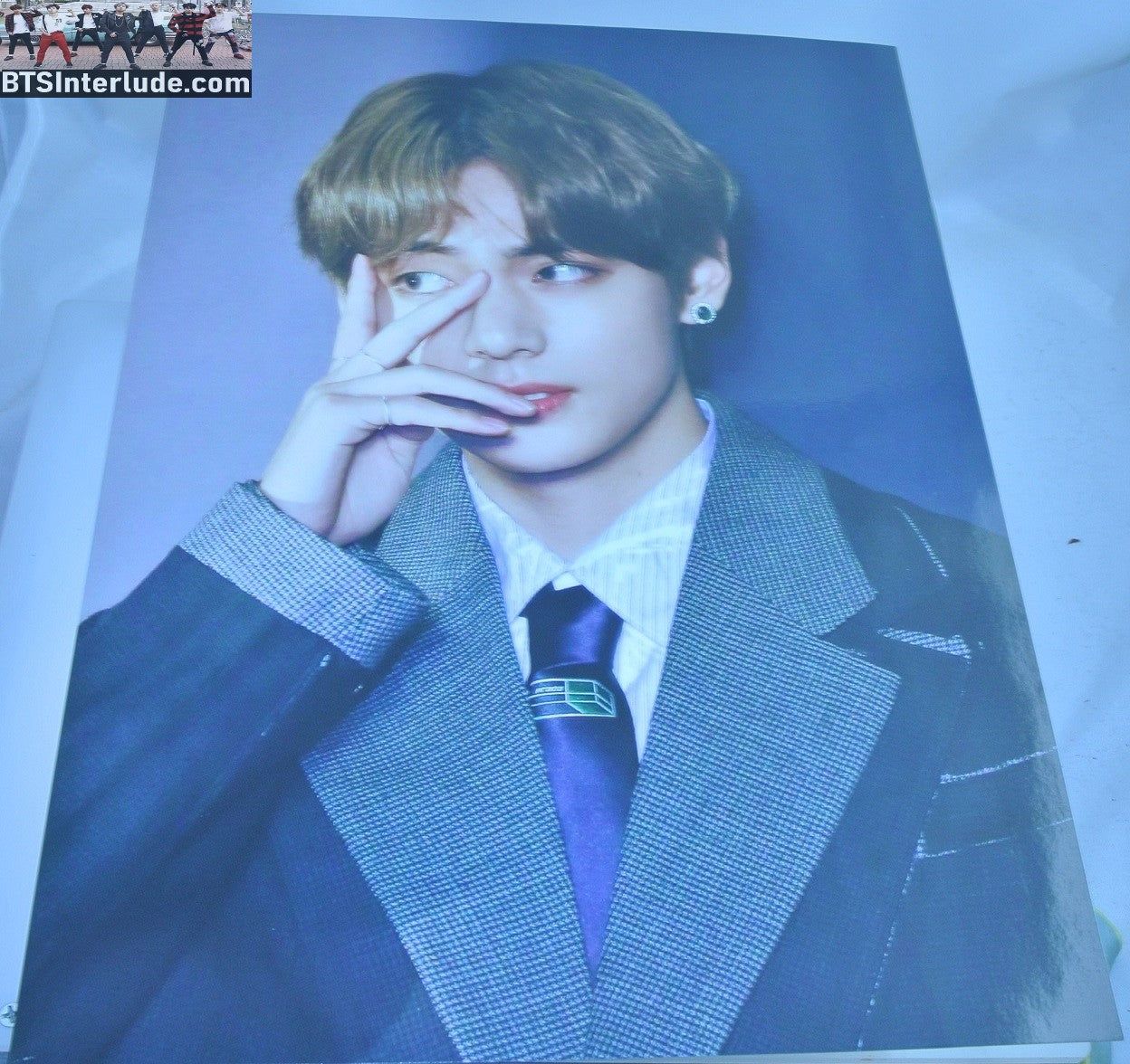 BTS POSTER FANSITE V KIM TAEHYUNG 김태형 BLACK GREY CHECKED JACKET WINTER STRAWVERRY FANSITE