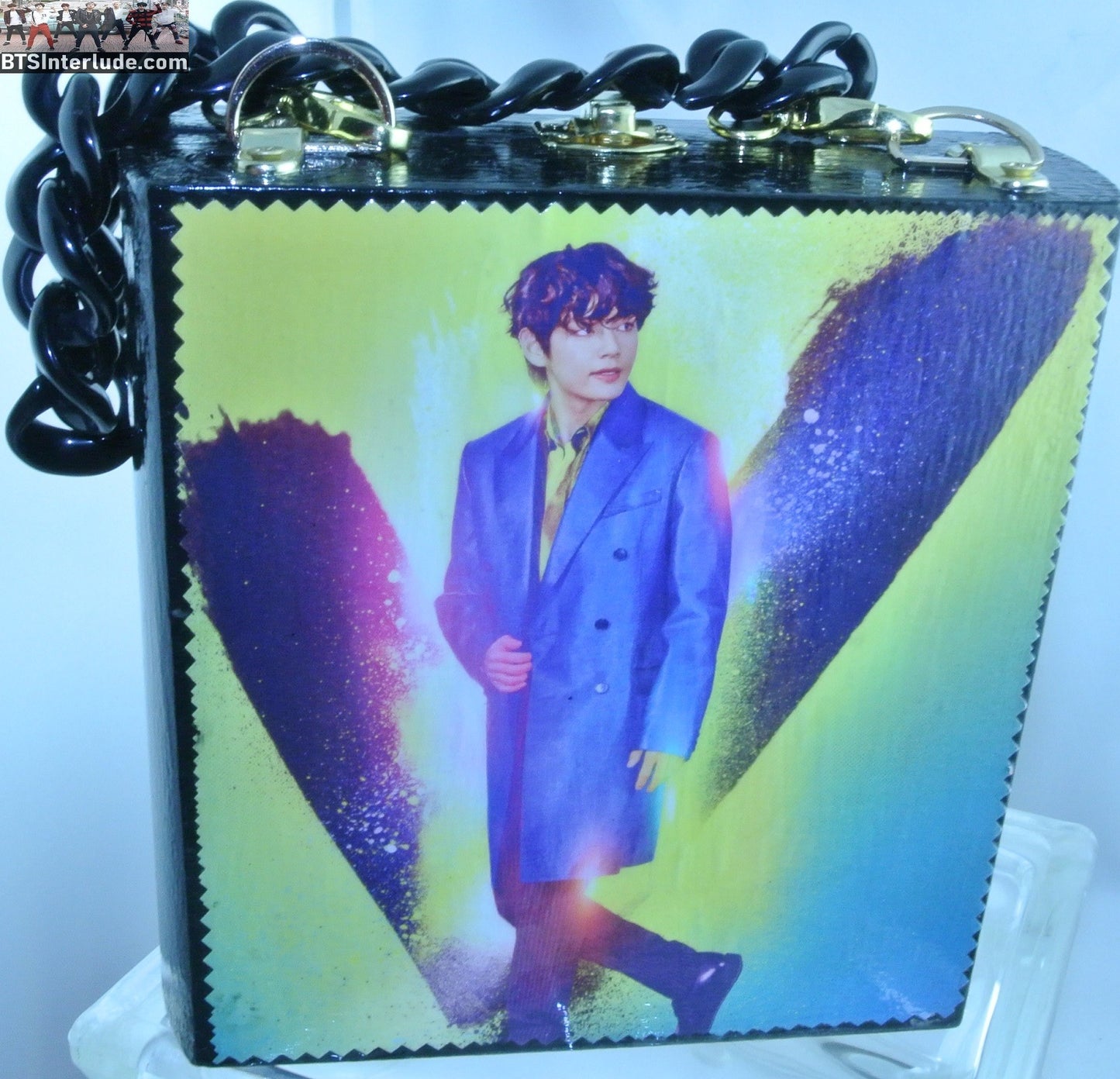 BTS PURSE CIGAR BOX V KIM TAEHYUNG 김태형 SUIT GREEN YELLOW BLACK LUCITE HANDLE GOLD HARDWARE