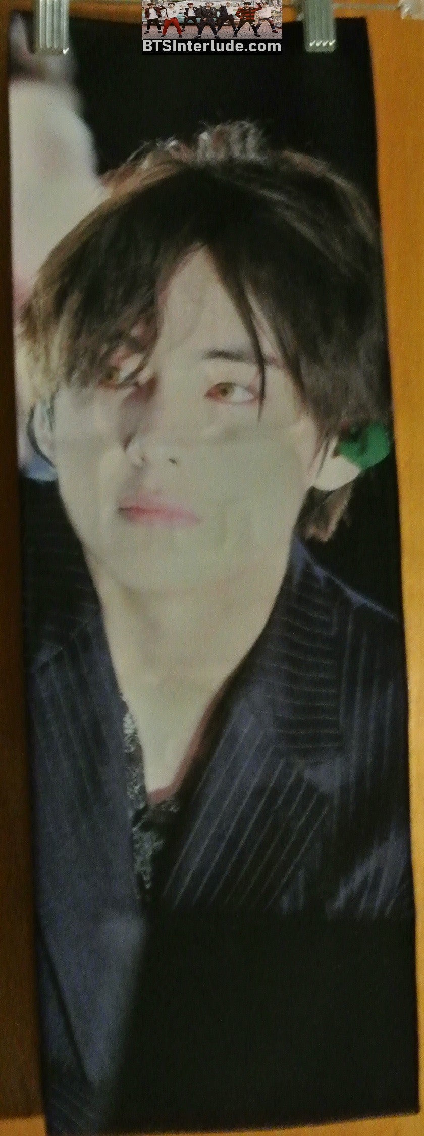 BTS SLOGAN FABRIC V KIM TAEHYUNG 김태형 BLACK PINSTRIPE SUIT CONTACTS FANSITE SLOGAN BANNER LIMITED EDITION