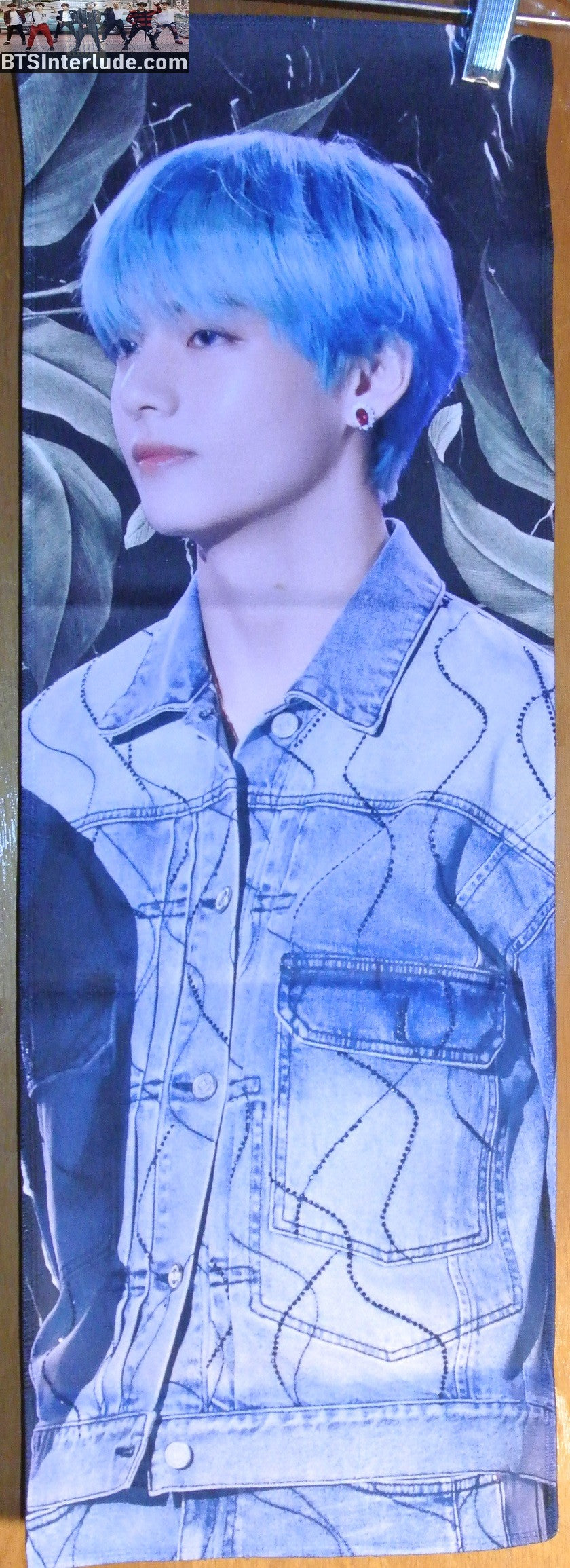 BTS SLOGAN FABRIC V KIM TAEHYUNG 김태형 BLUE HAIR DENIM JACKET 3/4 PROFILE FANSITE BANNER 2 SIDED LIMITED EDITION