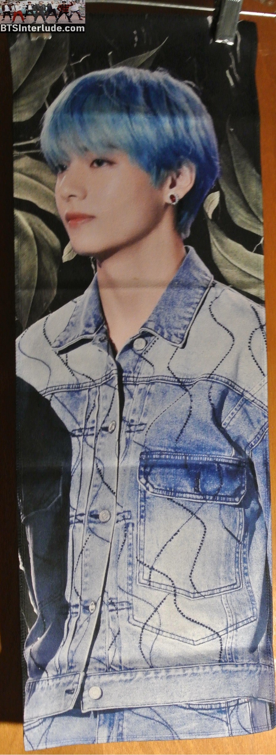 BTS SLOGAN FABRIC V KIM TAEHYUNG 김태형 BLUE HAIR DENIM JACKET 3/4 PROFILE FANSITE BANNER 2 SIDED LIMITED EDITION
