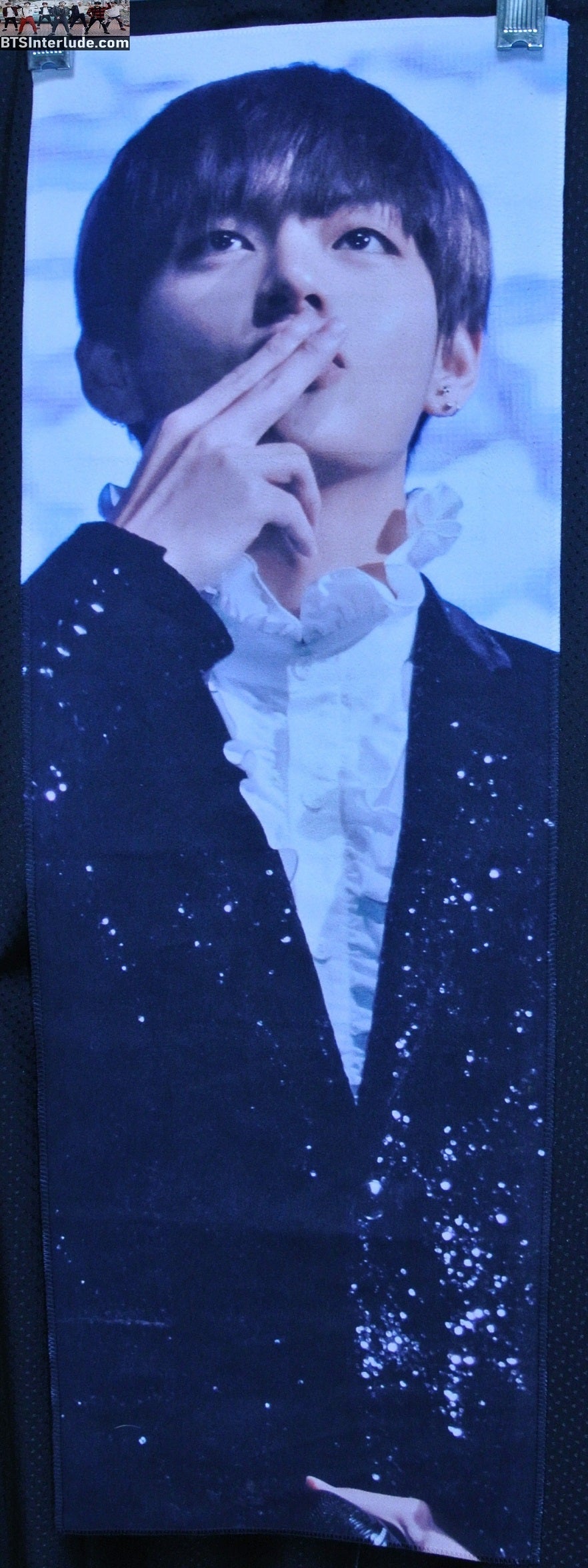 BTS SLOGAN FABRIC V KIM TAEHYUNG 김태형 BLACK SPARKLE SUIT THROWING KISSES BECAUSE OF V FANSITE BANNER 2 SIDED LIMITED EDITION