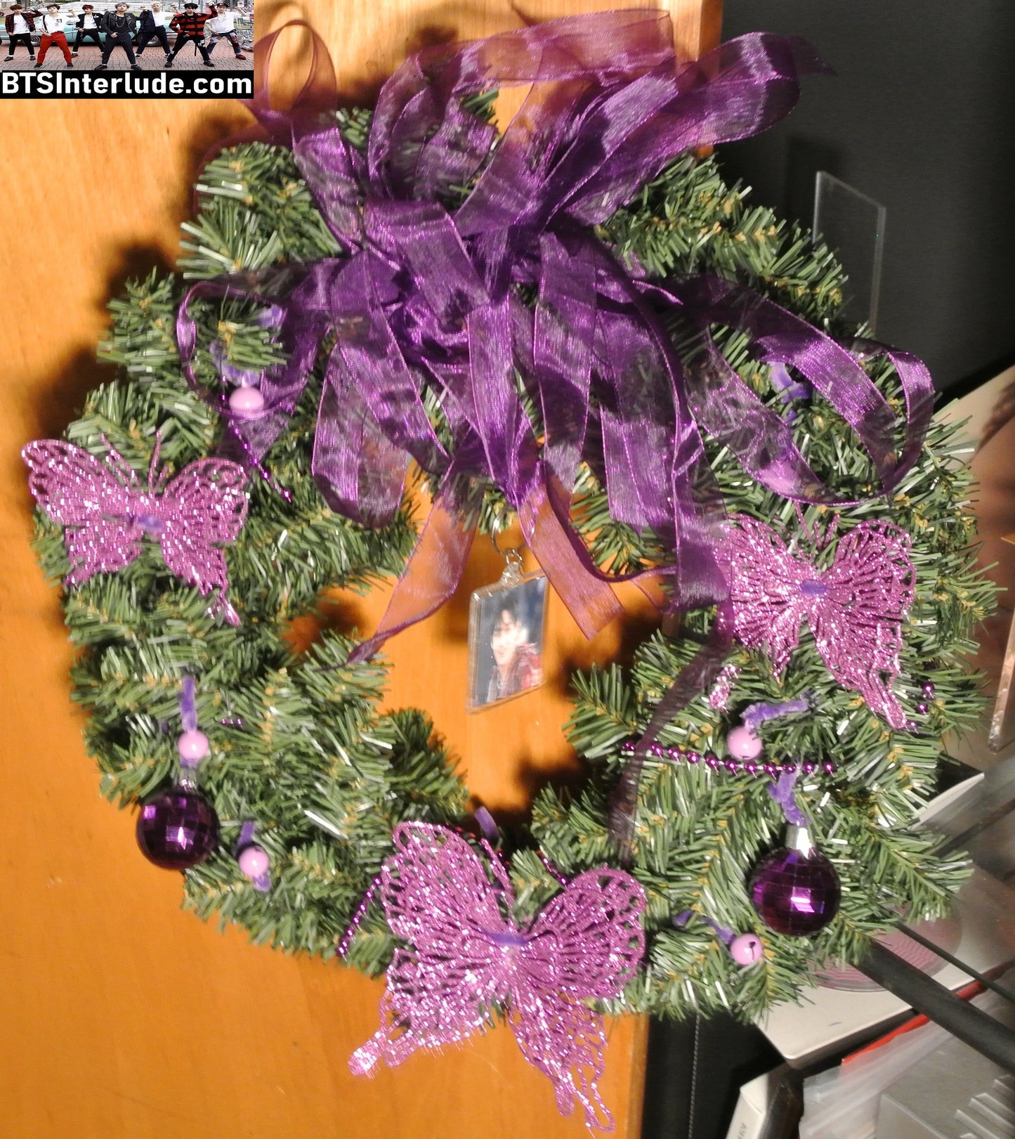 BTS CHRISTMAS OR ALL YEAR ROUND WREATH 15" V KIM TAEHYUNG 김태형 ARIRANG IT'S SO TIGHT BLACK RED JACKET LIMITED EDITION