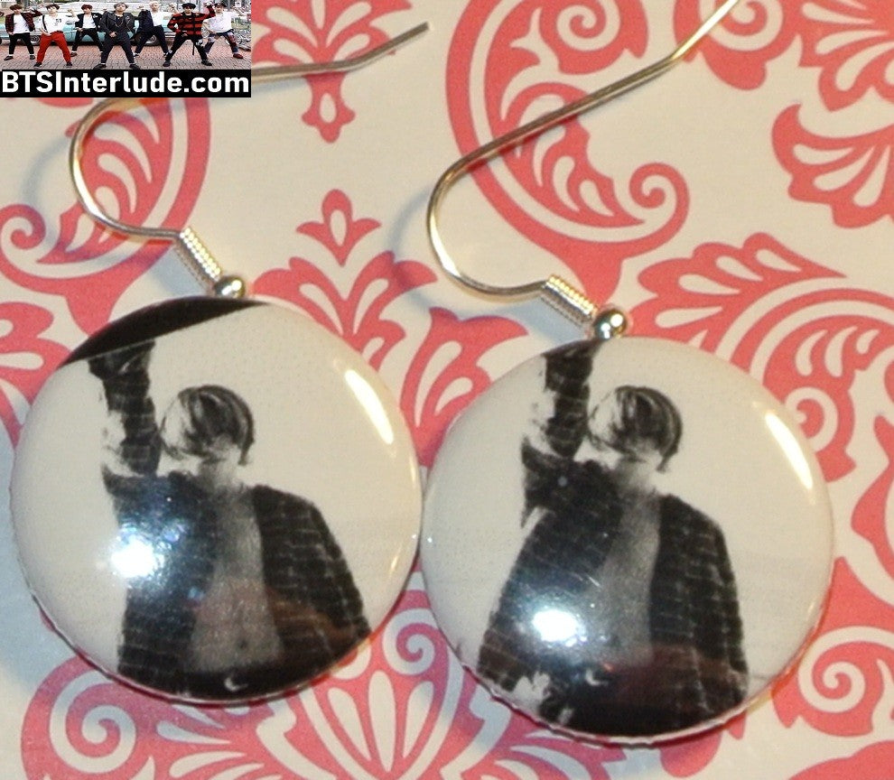 BTS EARRINGS BUTTON V KIM TAEHYUNG 김태형 2 IN 1 BAZAAR SKATEBOARD SHIRTLESS BLACK WHITE PIERCED OR CLIPS DANGLE DROP