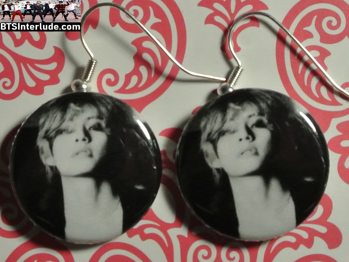 BTS EARRINGS BUTTON V KIM TAEHYUNG 김태형 2 IN 1 BLUE MUSIC VIDEO BLACK WHITE PIERCED OR CLIPS DANGLE DROP