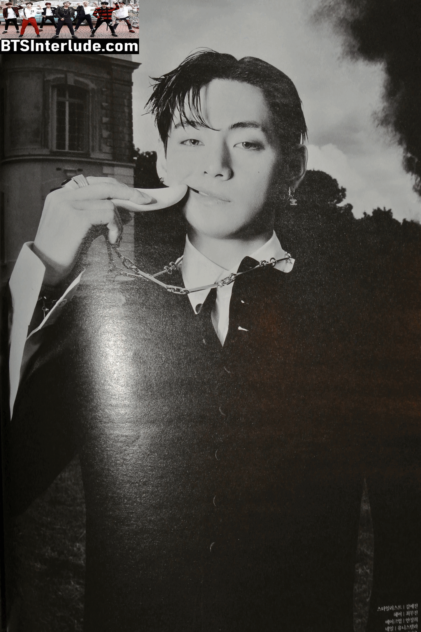 BTS MAGAZINE OFFICIAL V KIM TAEHYUNG 김태형 W KOREA VOL 9 GREEN JACKET ASCOT SEPTEMBER 2025 OFFICIAL MERCHANDISE