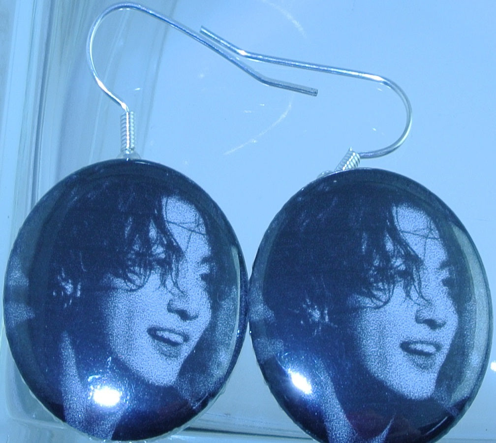 BTS EARRINGS BUTTON JEON JUNGKOOK 전정국 2 IN 1 2019 LOTTE CONCERT OPEN MOUTH LONG HAIR BLACK WHITE PIERCED OR CLIP DANGLE DROP