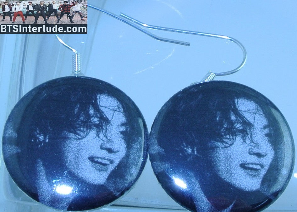 BTS EARRINGS BUTTON JEON JUNGKOOK 전정국 2 IN 1 2019 LOTTE CONCERT OPEN MOUTH LONG HAIR BLACK WHITE PIERCED OR CLIP DANGLE DROP