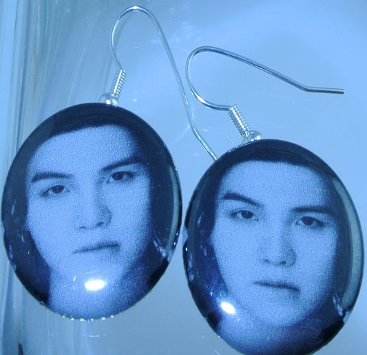 BTS EARRINGS BUTTON SUGA MIN YOONGI 민윤기 2 IN 1 LIP BITE BLACK WHITE PIERCED OR CLIPS DANGLE DROP
