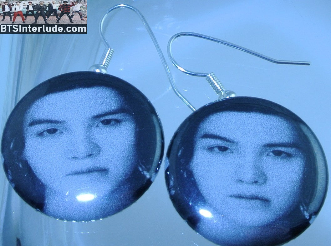 BTS EARRINGS BUTTON SUGA MIN YOONGI 민윤기 2 IN 1 LIP BITE BLACK WHITE PIERCED OR CLIPS DANGLE DROP