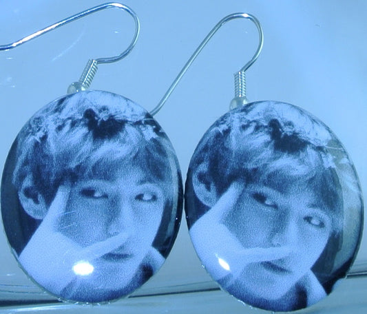 BTS EARRINGS BUTTON V KIM TAEHYUNG 김태형 2 IN 1 BLUE HAIR ASL I LOVE YOU HAND FANSIGN BLACK WHITE PIERCED OR CLIPS DANGLE DROP