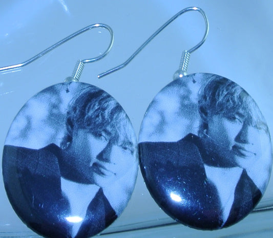 BTS EARRINGS BUTTON V KIM TAEHYUNG 김태형 2 IN 1 CARTIER AD RED JACKET TONGUE BLACK WHITE PIERCED OR CLIPS DANGLE DROP