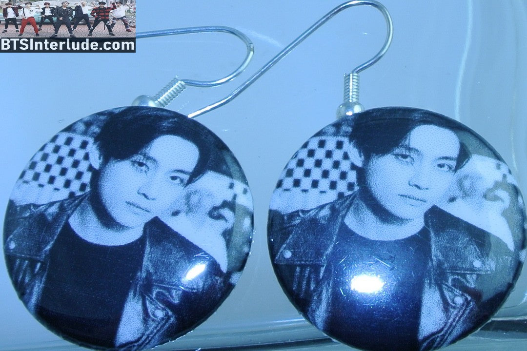 BTS EARRINGS BUTTON V KIM TAEHYUNG 김태형 2 IN 1 FRIENDS BLACK JACKET BLACK WHITE PIERCED OR CLIPS DANGLE DROP