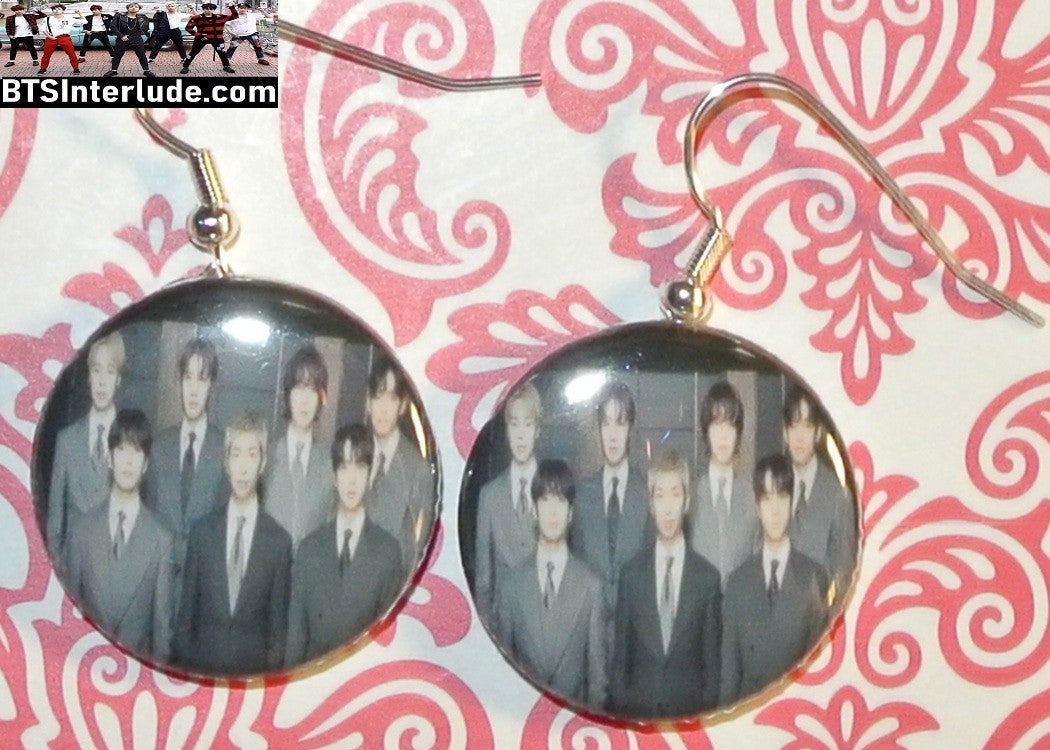 BTS EARRINGS BUTTON GROUP BANGTAN 방탄소년단 2 IN 1 ARIRANG GREY SUITS JUNGKOOK V JIMIN RM J-HOPE SUGA JIN PIERCED OR CLIPS DANGLE DROP LIMITED EDITION