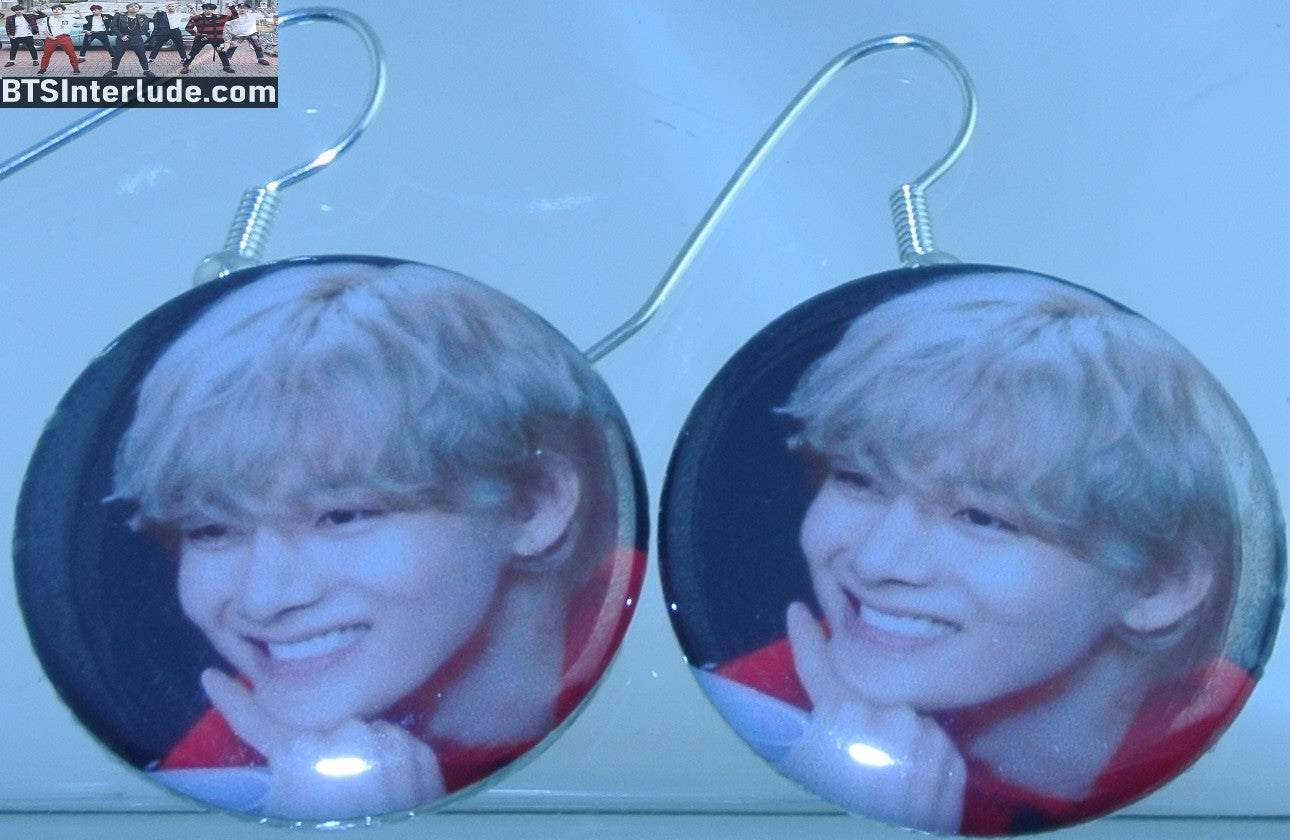 BTS EARRINGS BUTTON V KIM TAEHYUNG 김태형 2 IN 1 RED SWEATER SMILE PHONE PIERCED OR CLIPS DANGLE DROP