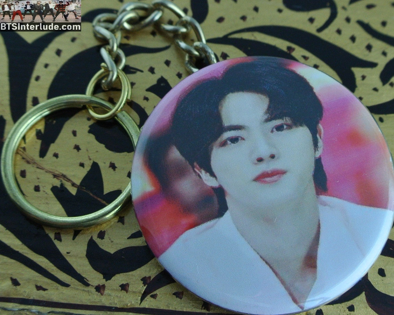 BTS KEYCHAIN BUTTON GOLD JIN KIM SEOKJIN 김석진 WHITE SUIT PINK BACKGROUND KEYRING KEY RING CHAIN