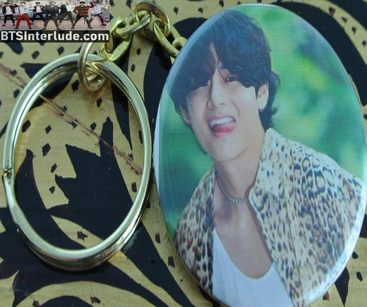 BTS KEYCHAIN BUTTON GOLD V KIM TAEHYUNG 김태형 CELINE LEOPARD SHIRT TONGUE KEYRING KEY CHAIN RING
