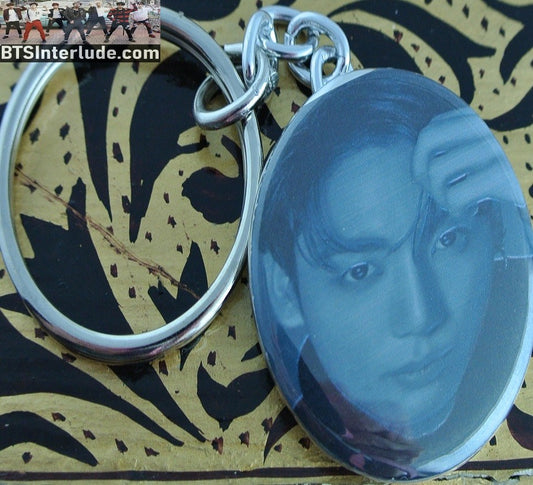 BTS KEYCHAIN BUTTON JEON JUNGKOOK 전정국 BLACK WHITE LEFT HAND ON HEAD KEYRING KEY CHAIN RING