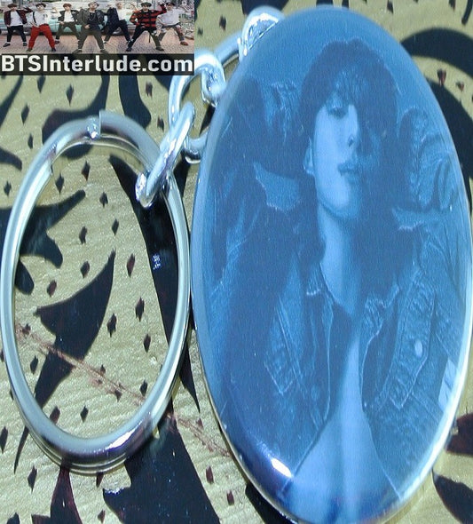 BTS KEYCHAIN BUTTON JEON JUNGKOOK 전정국 BLACK WHITE CALVIN KLEIN JACKET ARMS UP KEYRING KEY CHAIN RING