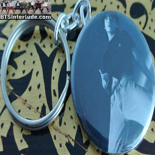 BTS KEYCHAIN BUTTON JEON JUNGKOOK 전정국 BLACK WHITE CALVIN KLEIN BLACK SHIRT LEAN BACK KEYRING KEY CHAIN RING