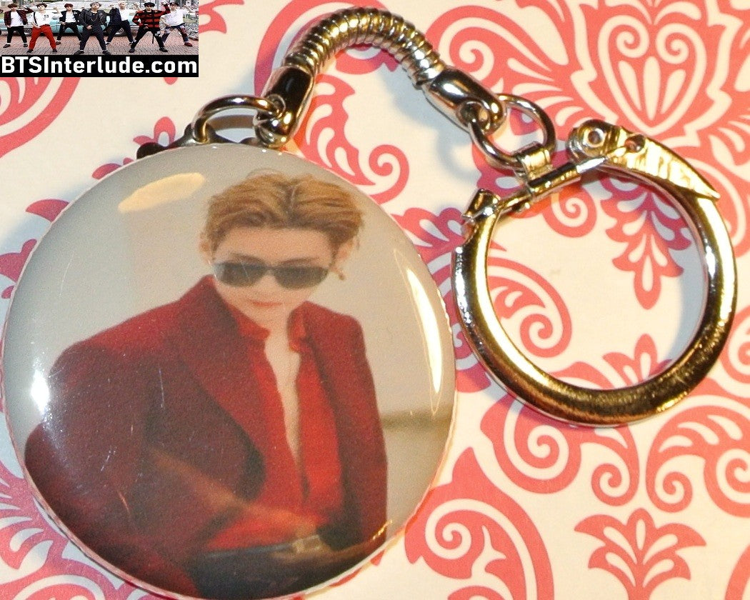 BTS KEYCHAIN BUTTON V KIM TAEHYUNG 김태형 2026 FASHION WEEK PARIS RED SUIT KEYRING KEY CHAIN RING
