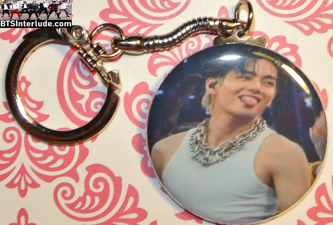 BTS KEYCHAIN BUTTON V KIM TAEHYUNG 김태형 ARIRANG WHITE TANK TOP TONGUE KEYRING KEY CHAIN RING