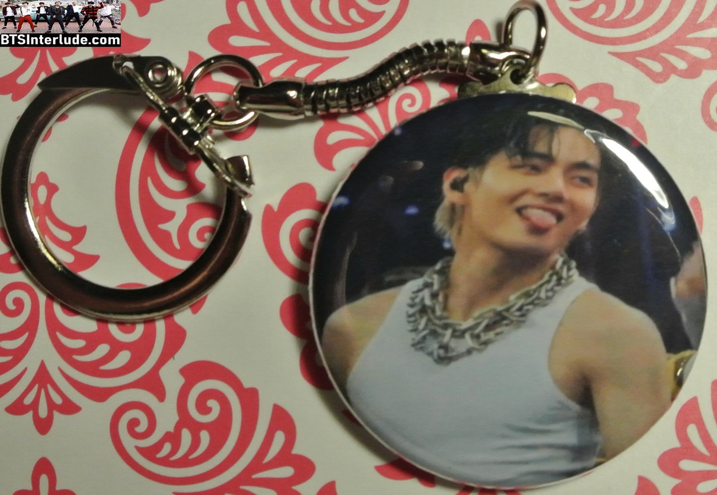 BTS KEYCHAIN BUTTON V KIM TAEHYUNG 김태형 ARIRANG WHITE TANK TOP TONGUE KEYRING KEY CHAIN RING