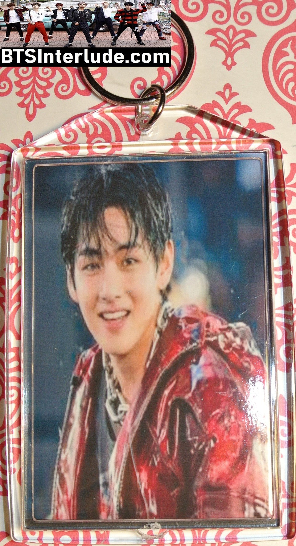 BTS KEYCHAIN ACRYLIC V KIM TAEHYUNG 김태형 ARIRANG IT'S SO TIGHT BLACK RED JACKET LARGE SNAP KEYRING KEY RING CHAIN LIMITED EDITION
