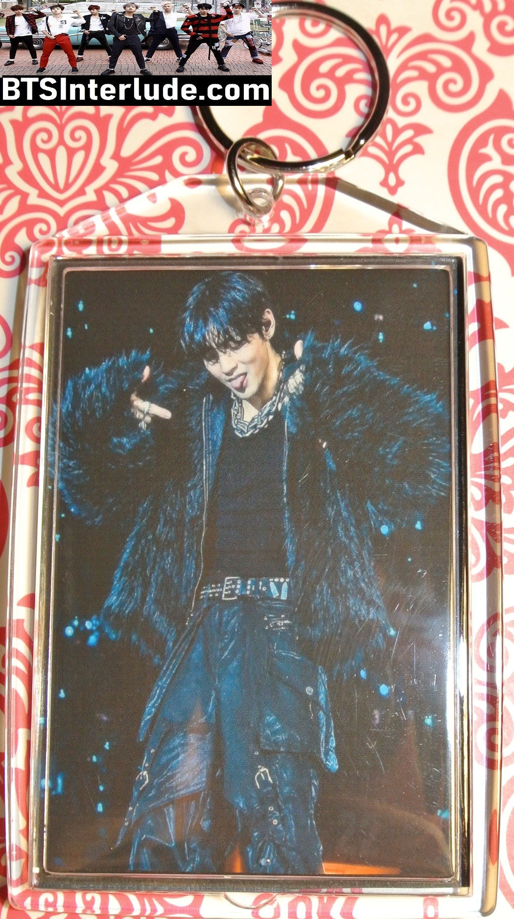 BTS KEYCHAIN ACRYLIC V KIM TAEHYUNG 김태형 ARIRANG IT'S SO TIGHT BLACK WHITE TANK TOP TONGUE LARGE SNAP KEYRING KEY RING CHAIN LIMITED EDITION