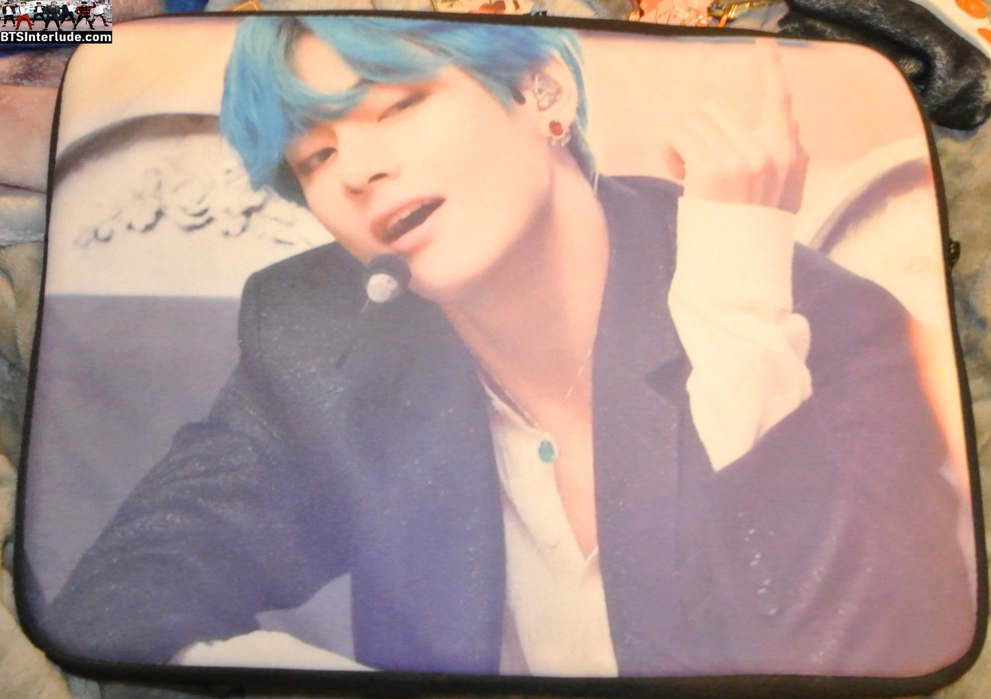 BTS LAPTOP SLEEVE 15" V KIM TAEHYUNG 김태형 BLUE HAIR BLACK JACKET PADDED LINED WITH VELVET ZIP TOP