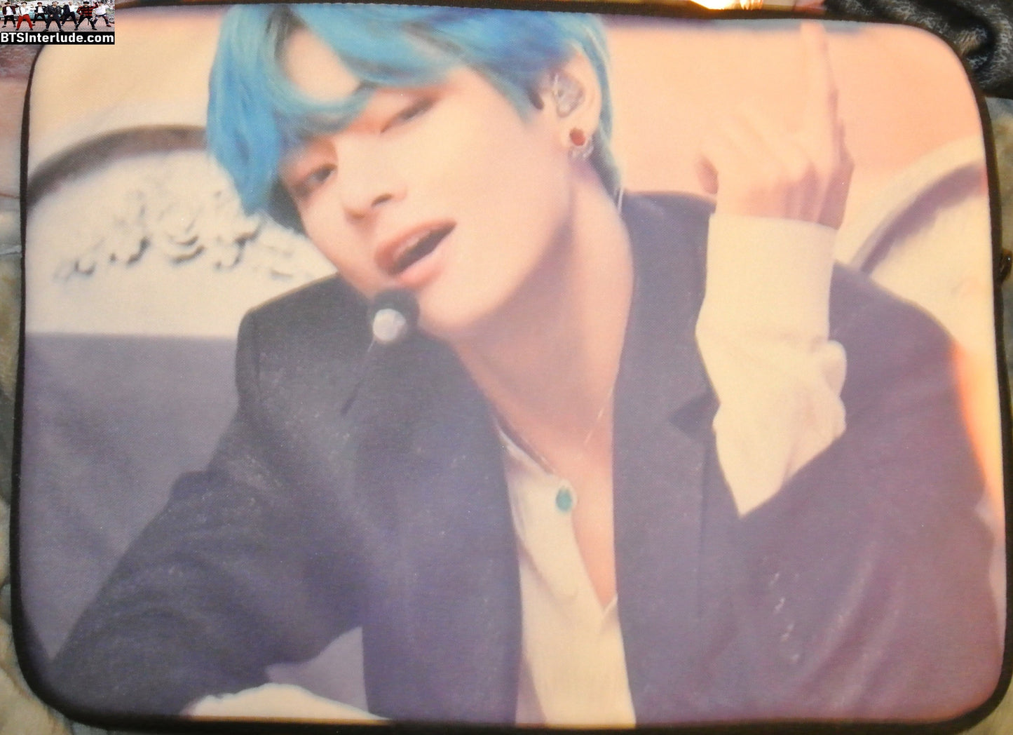 BTS LAPTOP SLEEVE 15" V KIM TAEHYUNG 김태형 BLUE HAIR BLACK JACKET PADDED LINED WITH VELVET ZIP TOP