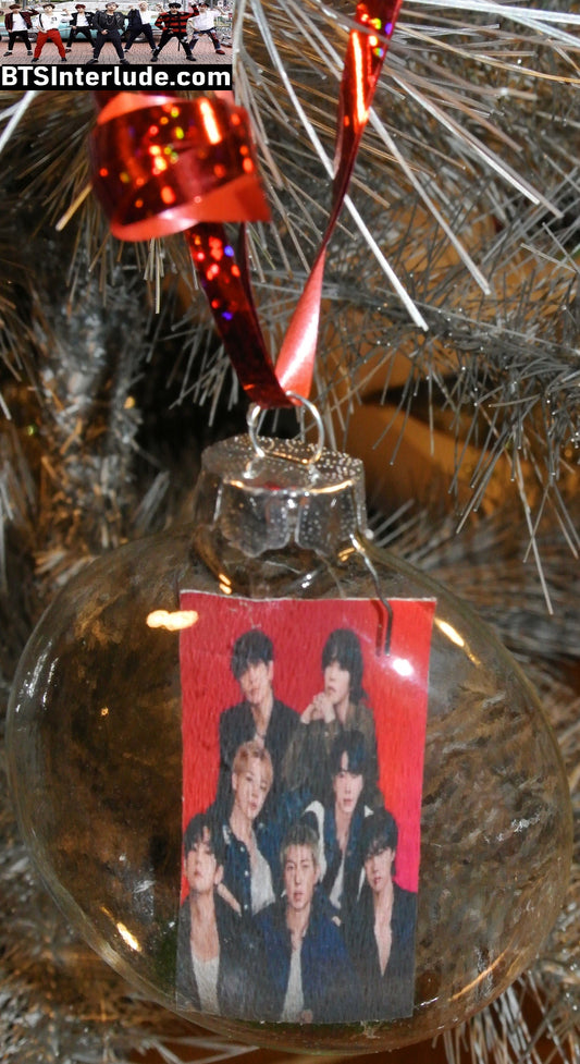 BTS CHRISTMAS ORNAMENT GLASS 3 INCH FLAT GROUP BANGTAN 방탄소년단 ARIRANG RED WHITE T SHIRTS JUNGKOOK V JIMIN RM J-HOPE SUGA JIN LIMITED EDITION