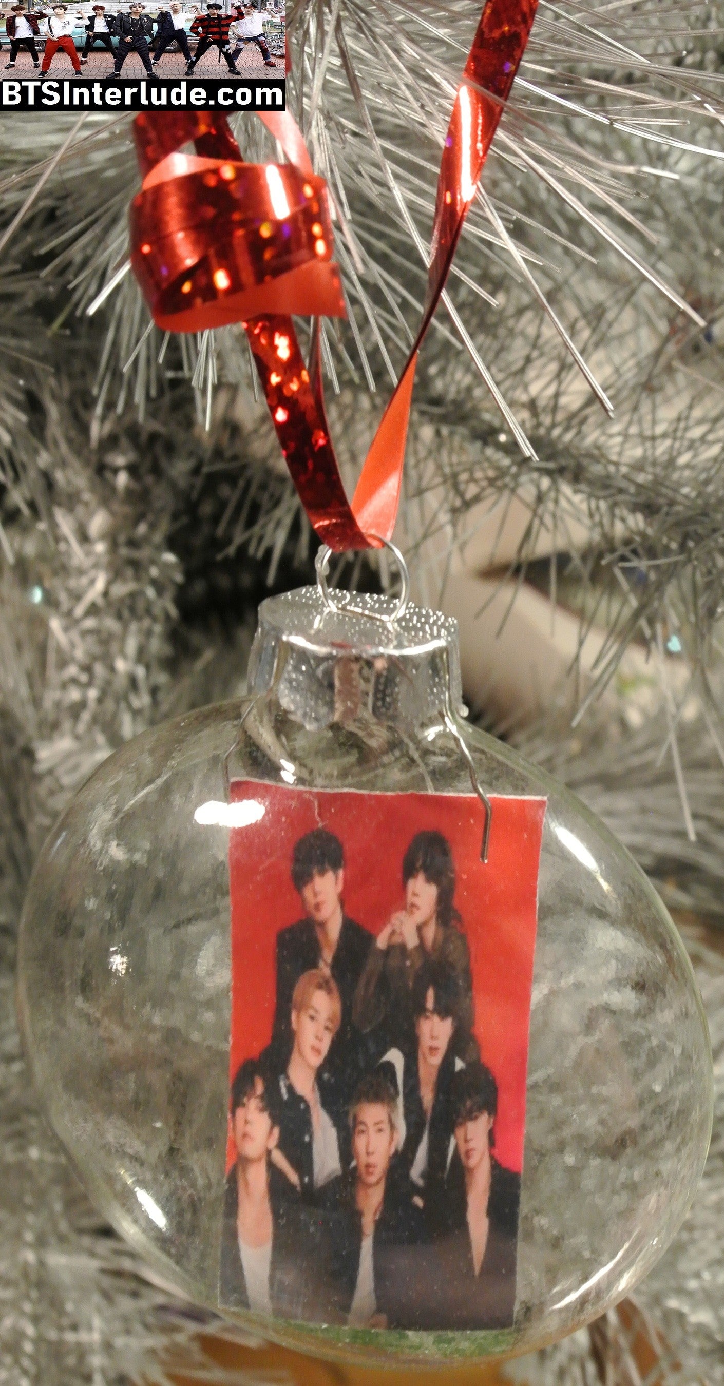 BTS CHRISTMAS ORNAMENT GLASS 3 INCH FLAT GROUP BANGTAN 방탄소년단 ARIRANG RED WHITE T SHIRTS JUNGKOOK V JIMIN RM J-HOPE SUGA JIN LIMITED EDITION