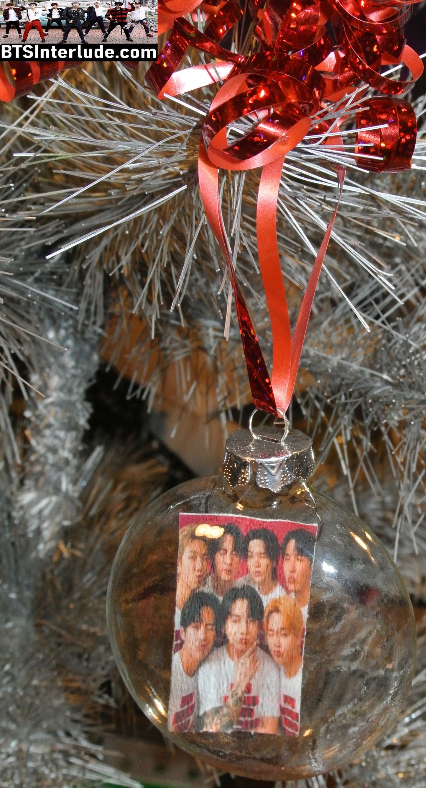 BTS CHRISTMAS ORNAMENT GLASS 3 INCH FLAT GROUP BANGTAN 방탄소년단 ARIRANG RED WHITE T SHIRTS JUNGKOOK V JIMIN RM J-HOPE SUGA JIN LIMITED EDITION