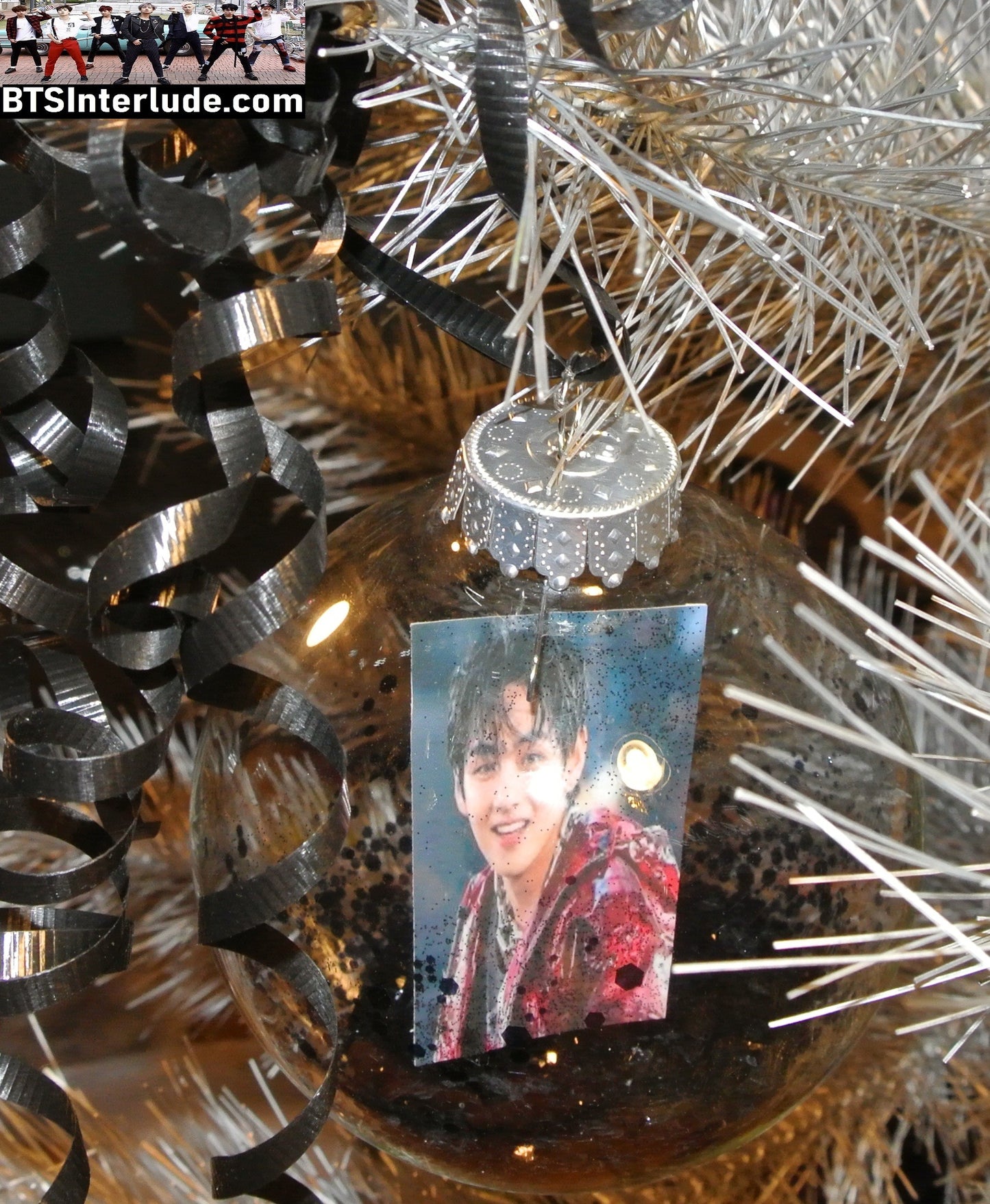 BTS CHRISTMAS ORNAMENT GLASS 4 INCH V KIM TAEHYUNG 김태형 BLACK GLITTER ARIRANG IT'S SO TIGHT BLACK RED JACKET LIMITED EDITION