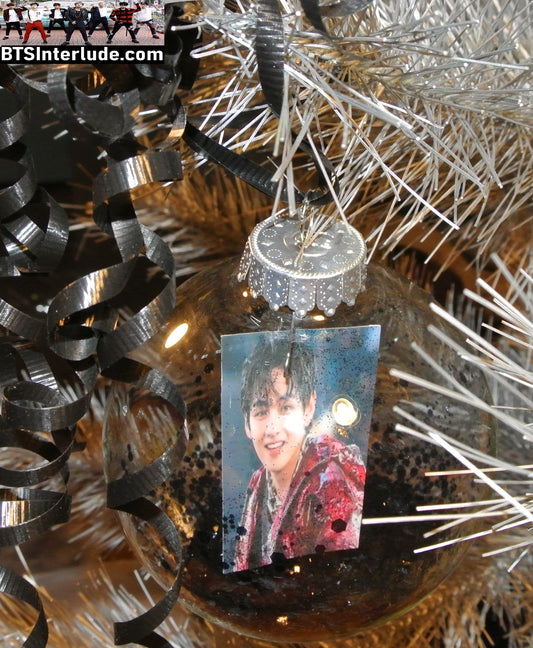 BTS CHRISTMAS ORNAMENT GLASS 4 INCH V KIM TAEHYUNG 김태형 BLACK GLITTER ARIRANG IT'S SO TIGHT BLACK RED JACKET LIMITED EDITION