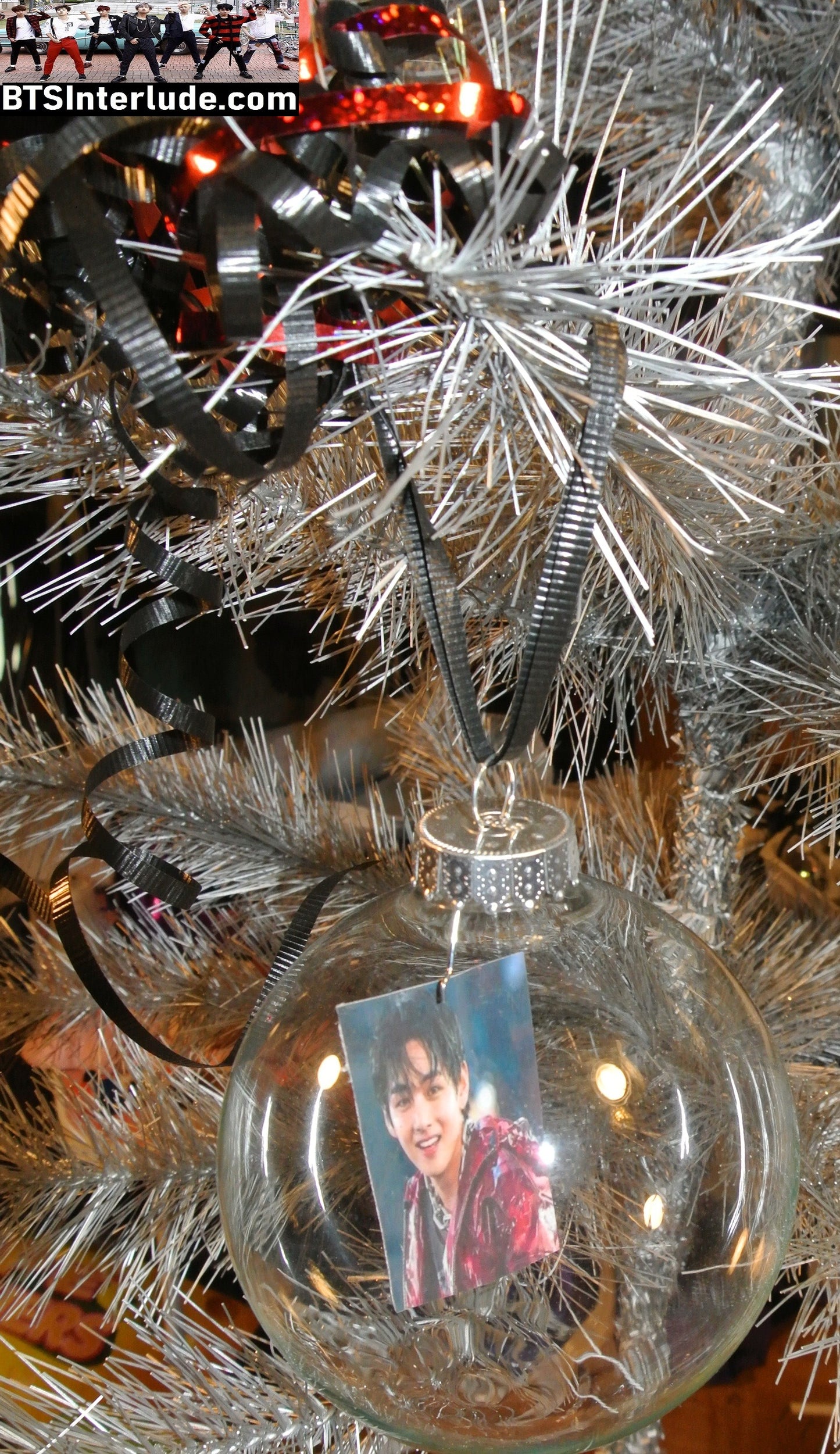 BTS CHRISTMAS ORNAMENT GLASS 4 INCH V KIM TAEHYUNG 김태형 ARIRANG IT'S SO TIGHT BLACK RED JACKET LIMITED EDITION