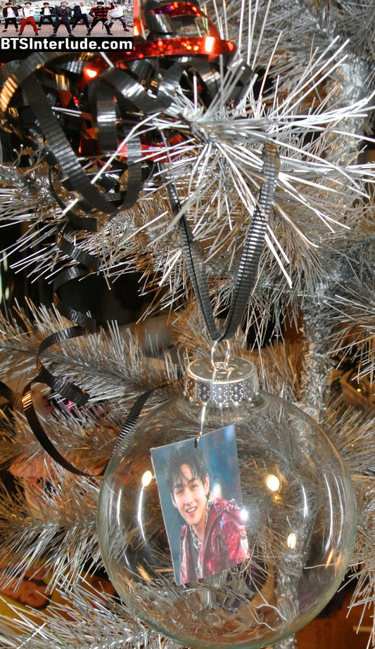 BTS CHRISTMAS ORNAMENT GLASS 4 INCH V KIM TAEHYUNG 김태형 ARIRANG IT'S SO TIGHT BLACK RED JACKET LIMITED EDITION