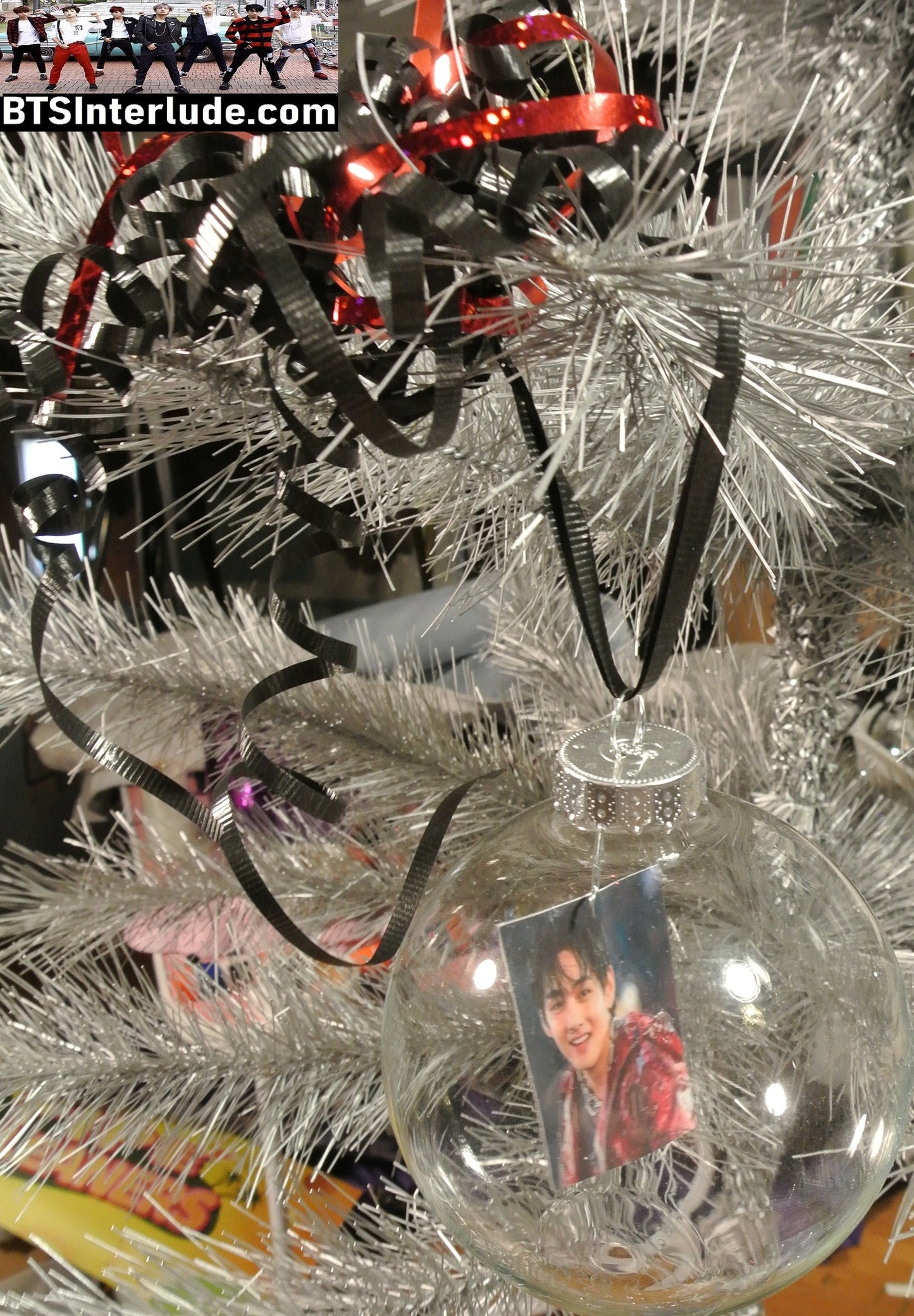 BTS CHRISTMAS ORNAMENT GLASS 4 INCH V KIM TAEHYUNG 김태형 ARIRANG IT'S SO TIGHT BLACK RED JACKET LIMITED EDITION