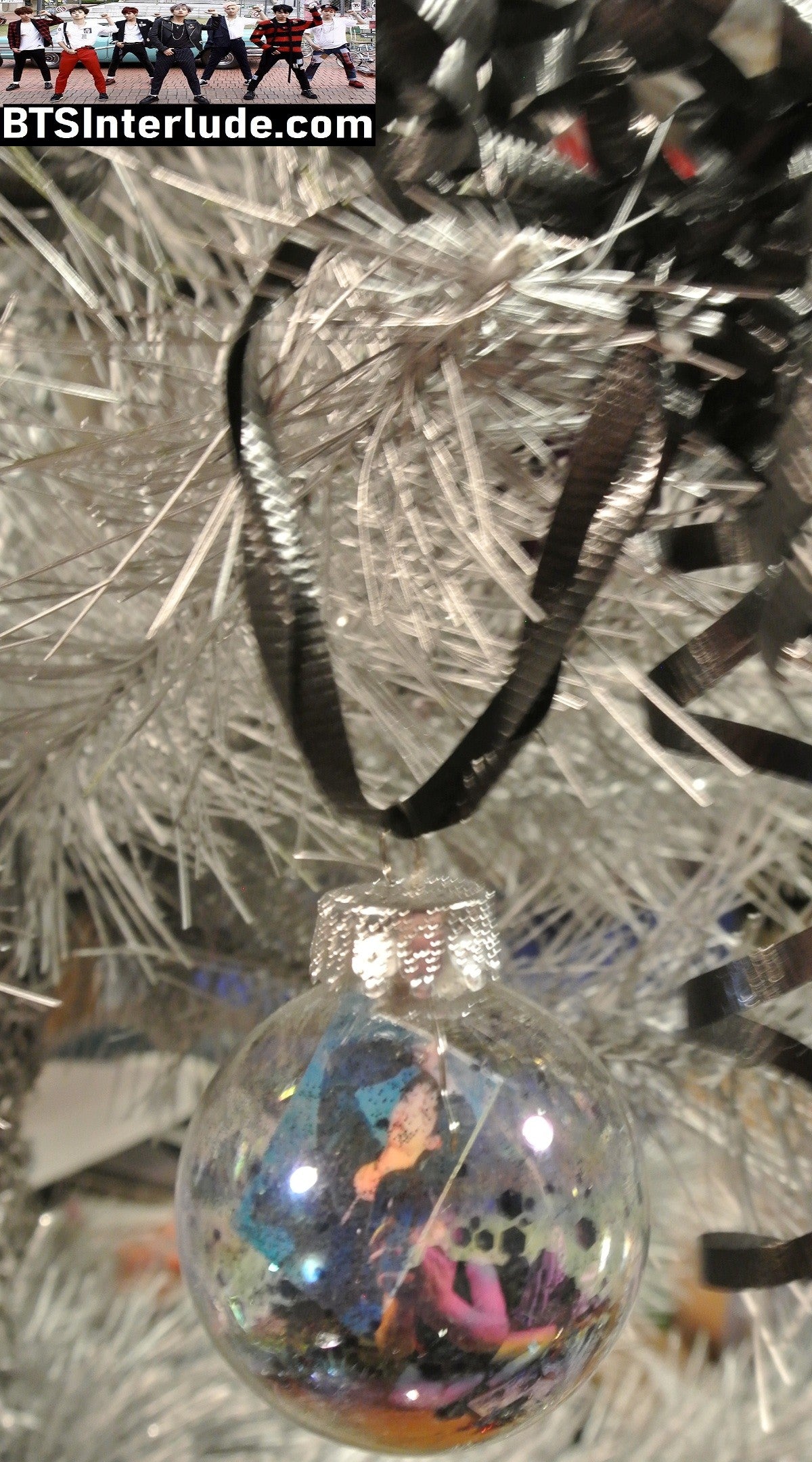 BTS CHRISTMAS ORNAMENT GLASS 1.75 INCH J-HOPE JUNG HOSEOK 정호석 BLACK GLITTER ARIRANG BLACK SMILE ARMS UP LIMITED EDITION