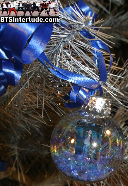 BTS CHRISTMAS ORNAMENT GLASS 1.75 INCH JEON JUNGKOOK 전정국 BLUE GLITTER ARIRANG POINTING ARM UP LIMITED EDITION