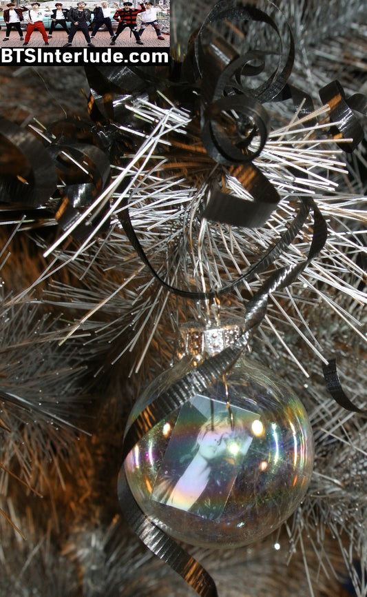 BTS CHRISTMAS ORNAMENT GLASS 1.75 INCH V KIM TAEHYUNG 김태형 BLUE MUSIC VIDEO LIMITED EDITION