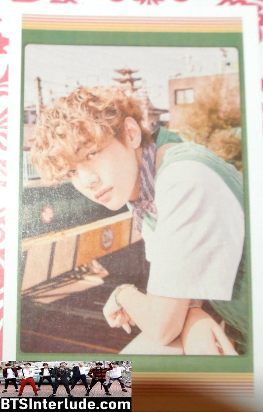 BTS PHOTOCARD FANSITE V KIM TAEHYUNG 김태형 2021 SEASONS GREETINGS LEANING ON RAIL PHOTO CARD PC