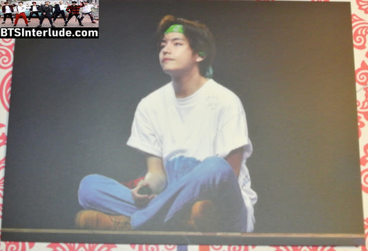 BTS PHOTO FANSITE V KIM TAEHYUNG 김태형 GREEN HEADBAND WHITE T SHIRT CONCERT WINTER STRAWVERRY FANSITE