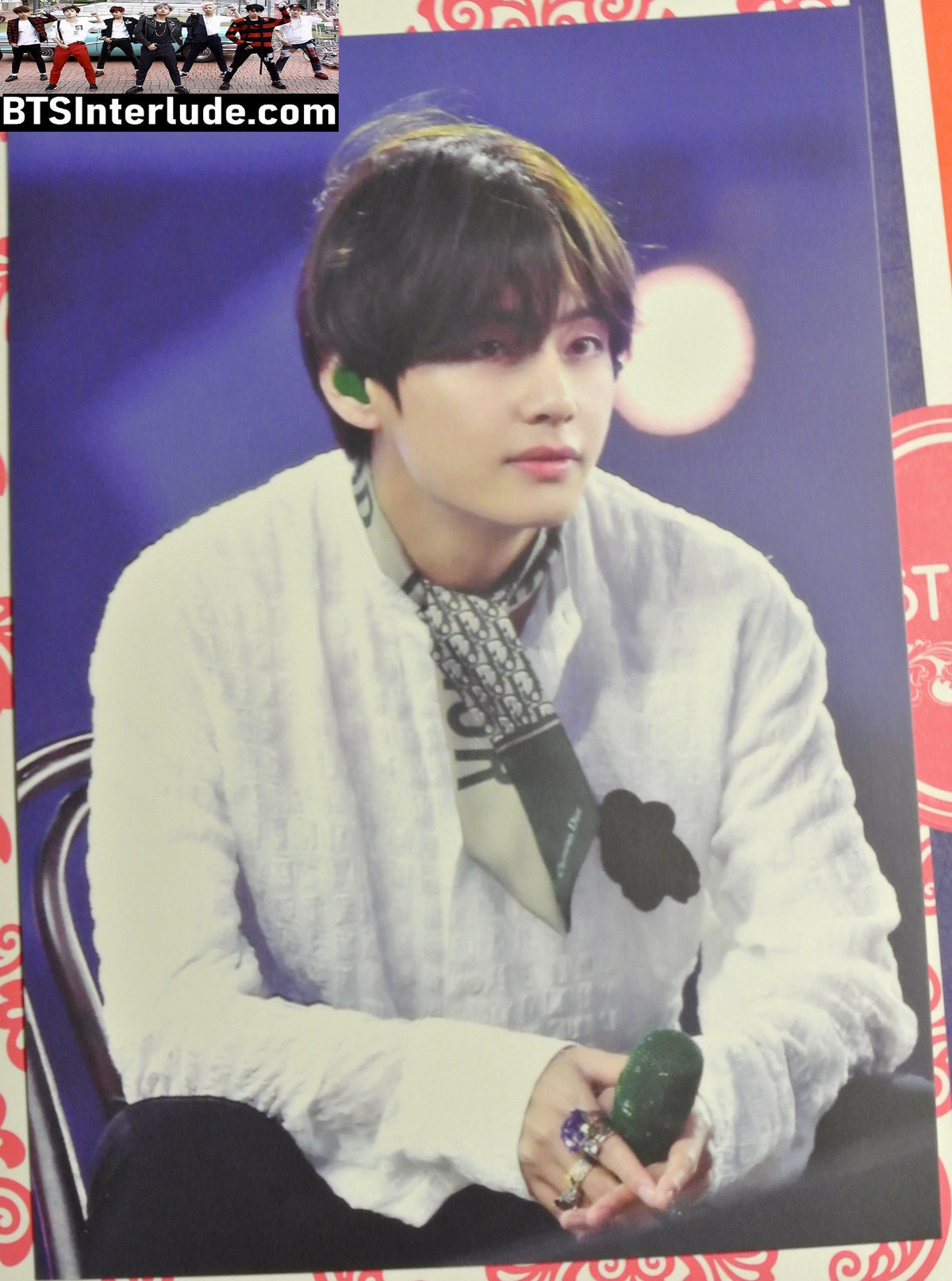 BTS PHOTO FANSITE V KIM TAEHYUNG 김태형 WHITE SEERSUCKER SHIRT CONCERT WINTER STRAWVERRY FANSITE